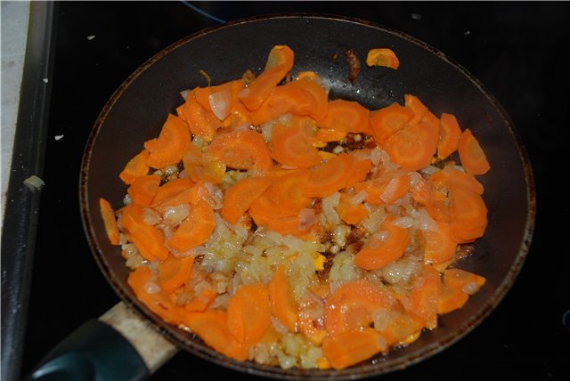 Добавляем на сковороду мелко порезанную морковь