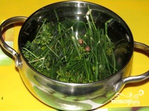 Сварить рассол из воды, соли и оставшейся зелени. Сварить рассол из воды, соли и оставшейся зелени.